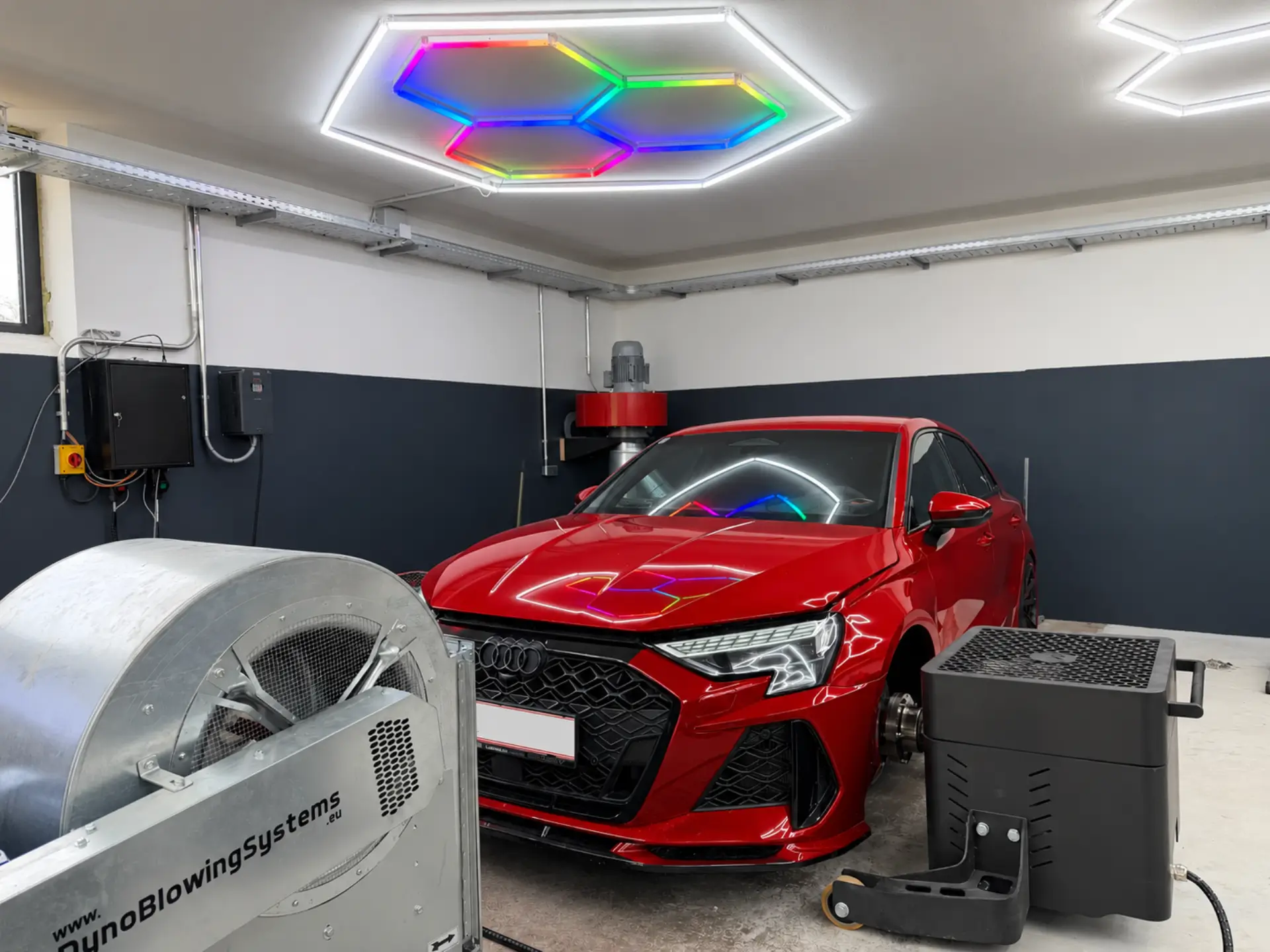 Roter Audi RS3 auf dem Leistungsprüfstand bei PAT-Optimize — Frontpartie mit Scheinwerfer und Kühlergrill