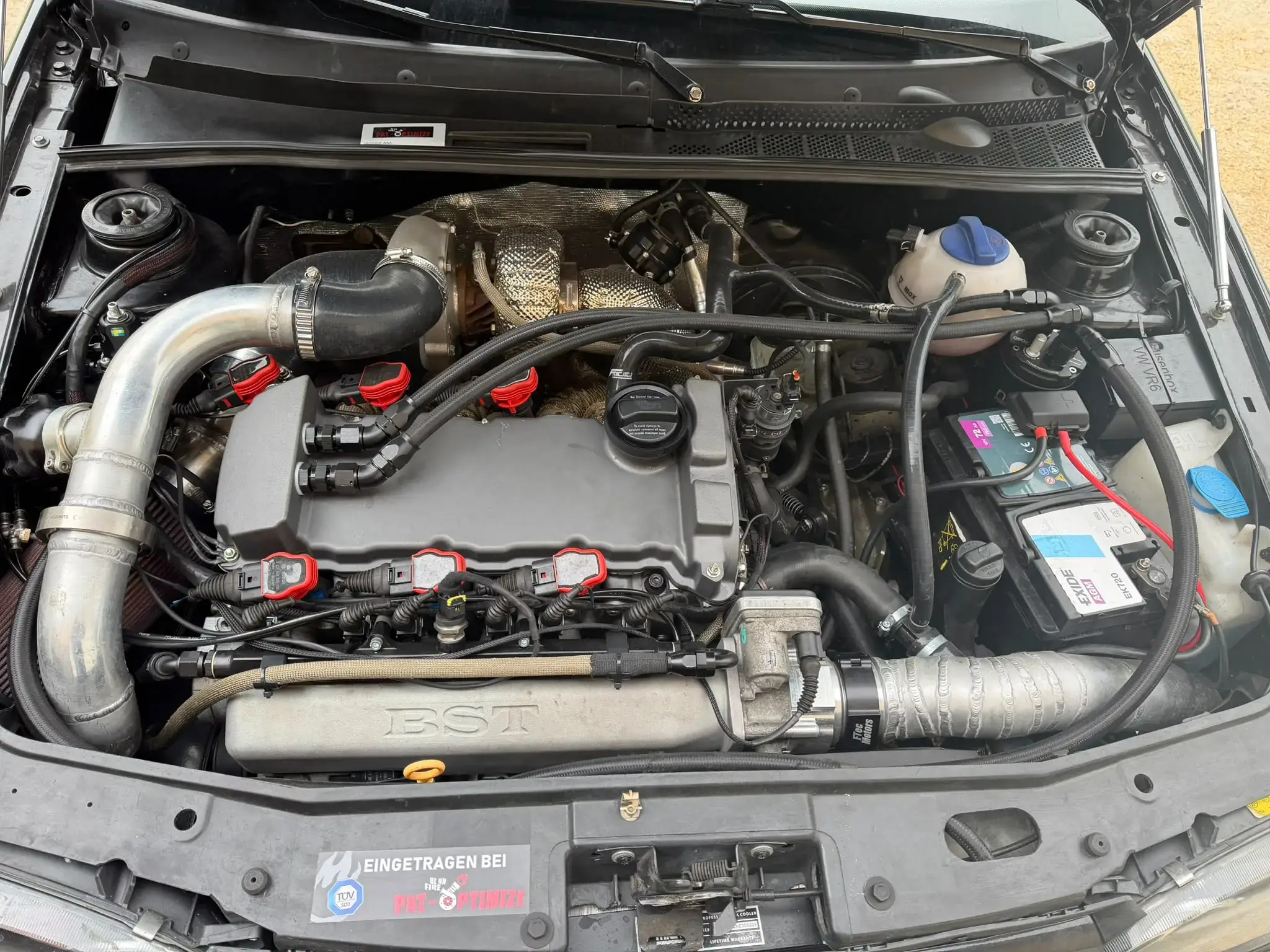 vw-turbo-umbau-bst-ansaugbruecke-motorraum-gesamtansicht